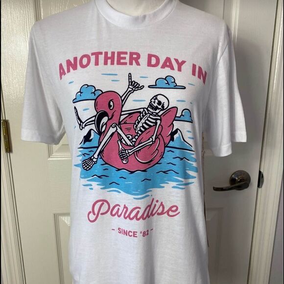 Visitors Premium Mens SMALL “ANOTHER DAY IN PARADISE” Tshirt - Picture 1 of 4